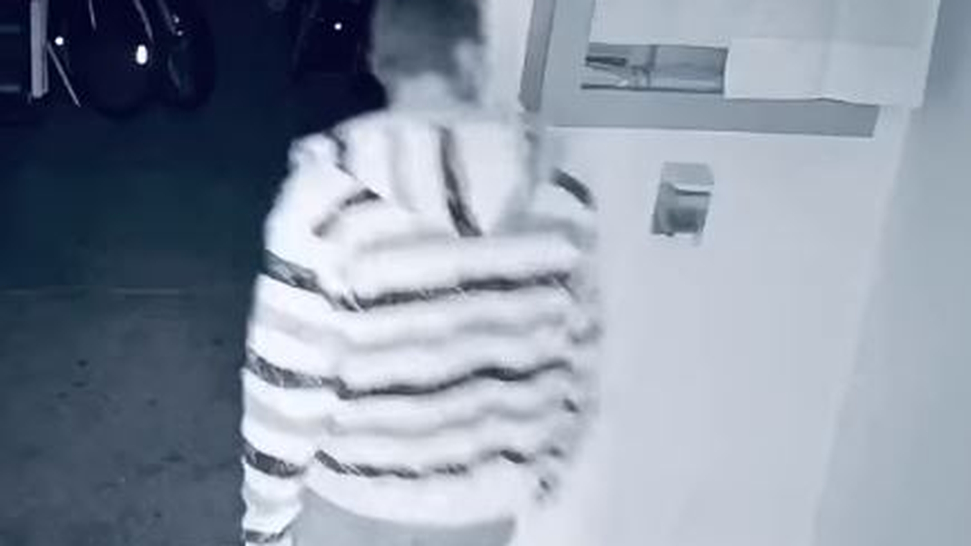 Un sucevean a furat aparatul cu dezinfectant din scara unui bloc! Ce a făcut, înainte, cu soluția întrece orice imaginație. “Chiar nu e de glumit, se pare că...” VIDEO