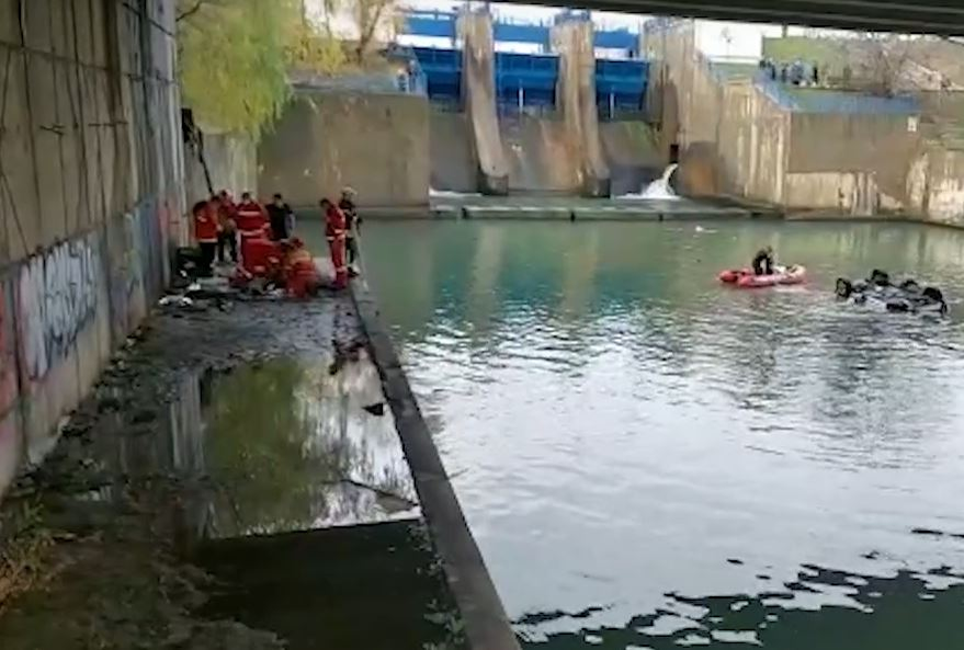 Un bărbat de 35 de ani a murit după ce a căzut cu mașina în râul Dâmbovița, de pe Podul Ciurel din București | FOTO