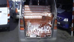 Un sofer care transporta 5.000 de pachete cu tigari de contrabanda a fost retinut cu focuri de arma