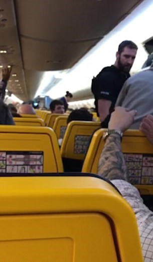S-a urcat în avion la fel precum ceilalţi pasageri, dar stewardesele au chemat rapid Poliţia! Ce făcuse atât de grav bărbatul de a trebuit scos cu forţa