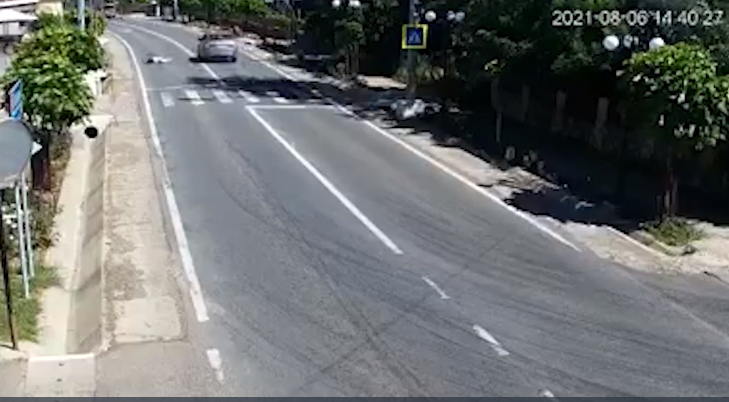 Imagini șocante! O bătrână a fost spulberată pe trecerea de pietoni de o tânără cu un BMW în județul Suceava