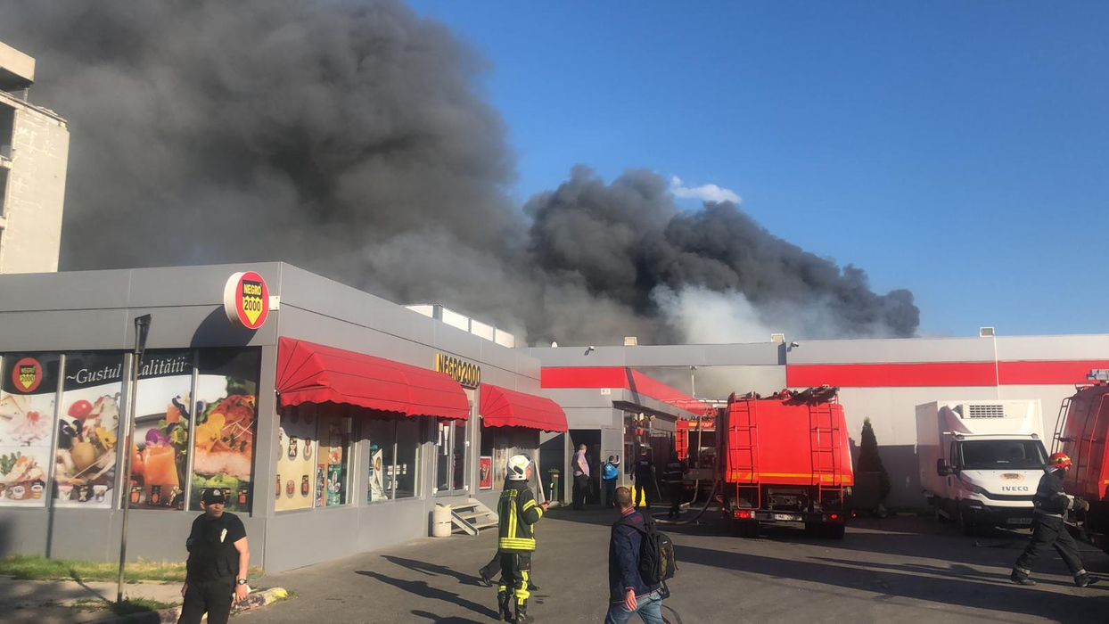 Incendiu devastator la două hale aflate în sudul Bucureştiului, lichidat de zeci de pompieri! A fost emisă o avertizare Ro-Alert