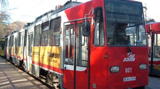 Doi directori RATB au fost demisi in urma blocarii circulatiei pe linia tramvaielor 41