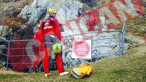 Operatiune periculoasa de salvare a unei pisici