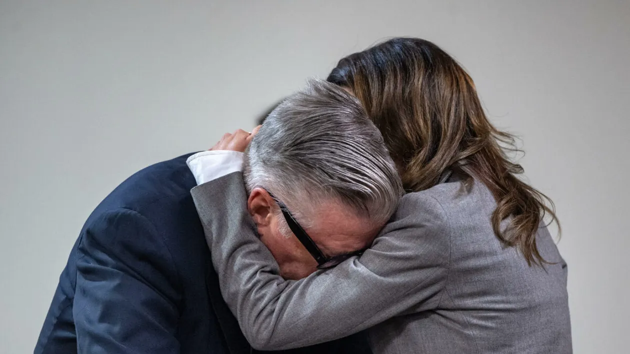 Alec Baldwin recunoaște că a vrut să-și pună capăt zilelor după tragedia de pe platourile de filmare: “Stăteam în pat și mă rugam”