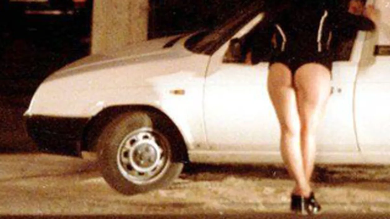 Patru persoane, arestate dupa ce au racolat si exploatat sexual mai multe tinere