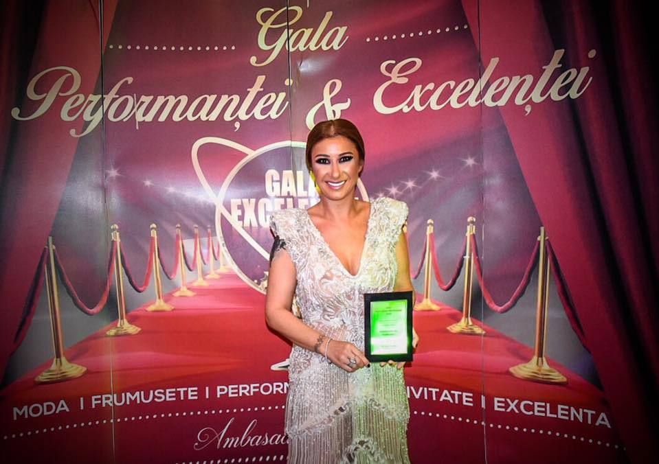 Anamaria Prodan a purtat o rochie extrem de elegantă, dar transparentă! Gafa făcută de soția lui Reghe când a primit un premiu important în cariera ei