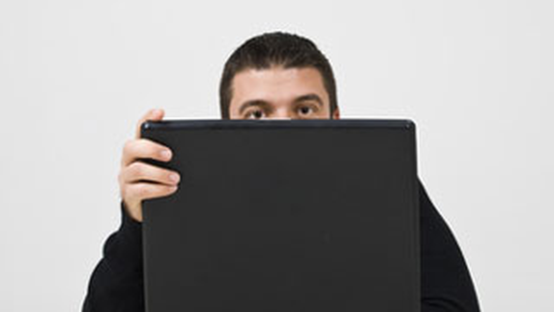 Un hacker roman din Tecuci, retinut pentru ca a santajat un american!