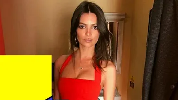 Aflată în România, femeia cu cei mai frumoşi sâni naturali din lume a gafat! Detaliul ruşinos din poza în care Emily Ratajkowski poartă o “little red dress”: Aş fi tăiat în Photoshop...