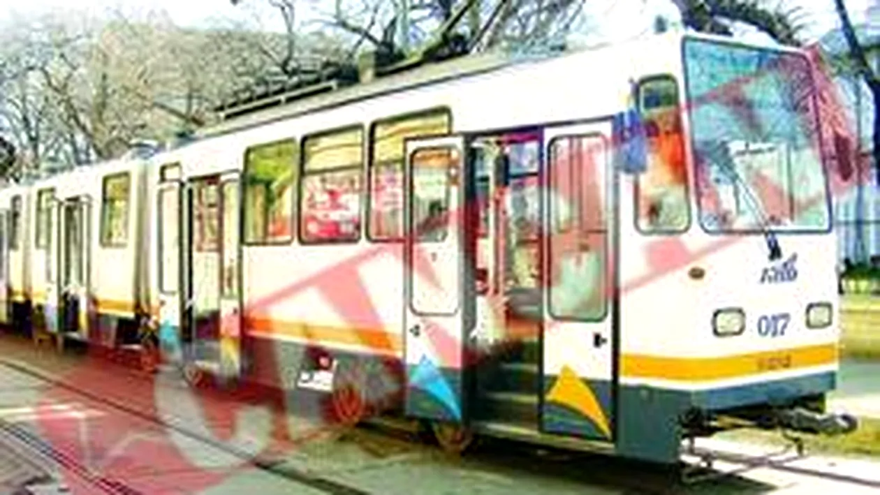 Tramvaiul 21, blocat de o masina parcata pe linie