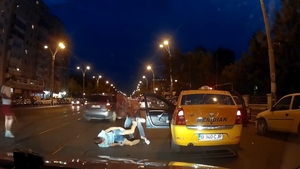 Bataie ca-n filme pe o strada din Bucuresti! Un taximetrist, ATACAT de un pieton! Ce s-a intamplat dupa ce s-a dat jos din masina