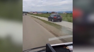 Panică pe o șosea din Maramureș. Șoferul unui Audi a mers pe contrasens, apoi a intrat pe trotuar