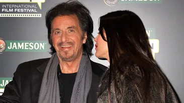 Al Pacino e mort dupa iubita lui! Ia uite cum o soarbe din priviri!