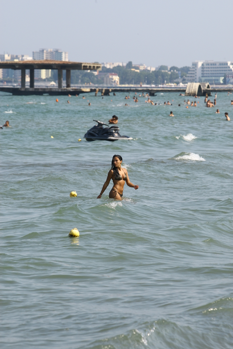 Au apărut în public  în minuscule costume de baie!
