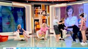 Scandal la Acces Direct. Mama gemenilor morți a sărit la bătaie. “Nu mă interesează că se păruiesc două prostituate” | VIDEO