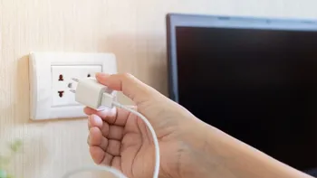 Curent mai ieftin în România: PPC lansează oferta cu preț sub 1 leu/kWh. Când plătești cel mai puțin