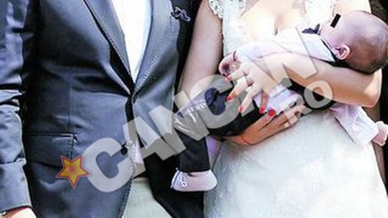Andra si Maruta au facut petrecere cu invitati costumati pentru aniversarea de un an a lui David. A ales de pe tava parfumul, mingea de fotbal si microfonul