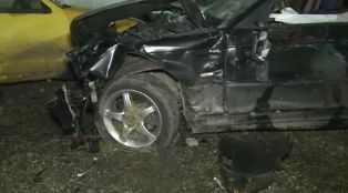 Cinci maşini distruse de un poliţist din Arad! Bărbatul s-a urcat băut la volan