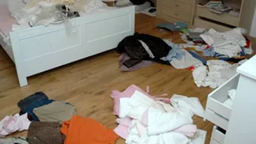 Patru tineri au distrus casa unui amic pentru ca acesta nu a mai vrut sa bea cu ei!