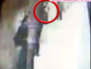 Ce a făcut Magdalena Şerban cu câteva secunde înainte de a o împinge pe Alina Ciucu în faţa metroului! A fost surprins clar pe camerele de filmat