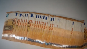 O bătrânică a uitat 9000 de euro în supermaket. Românca a avut parte de un ajutor nesperat