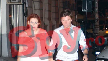 Se rusineaza cand e fotografiat in compania Oanei Roman! Se iubesc doar pe intuneric!