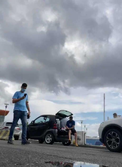 Cătălin Cazacu, picnic de unul singur, la portbagajul „broscuței”