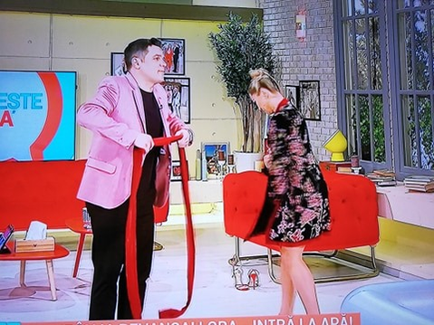 Lora a promis că se dezbracă în costum de baie, a făcut-o, dar l-a păcălit, totuși, pe Cove