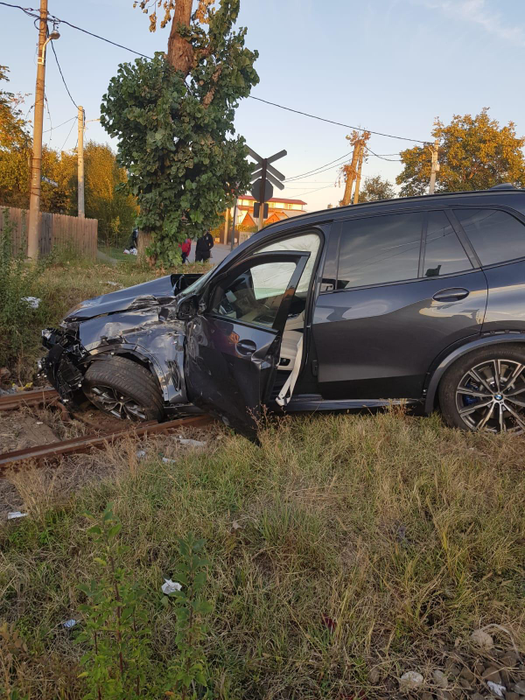 A scăpat ca prin minune după ce mașina lui a fost lovită de tren