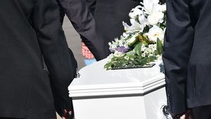 O femeie și-a scris în testament că familia nu are voie să participe la înmormântarea ei