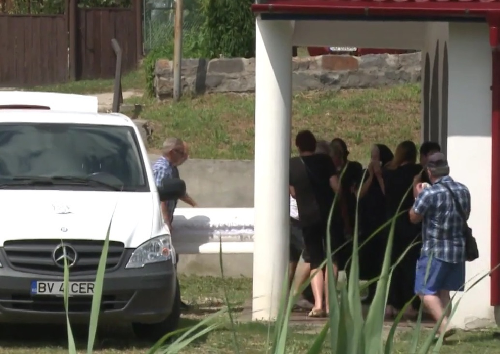 CĂTĂLINA a fost înmormântată alături de bebeluşul ei! Tânăra din Sibiu a fost condusă pe ultimul drum într-un sicriu alb