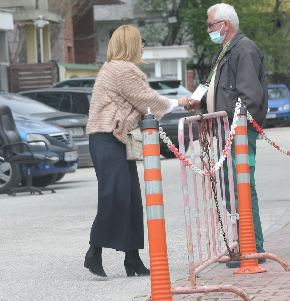 Andreea Esca este, clar, adaptată la “ritualurile” din parcările Capitalei