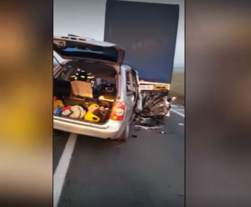 Patru oameni au murit pe o șosea din Galați, după ce mașina lor a intrat sub un tir | FOTO