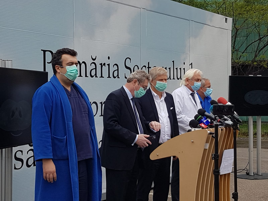 Daniel Tudorache, primarul Sectorului 1, alături de profesorul Adrian Streinu-Cercel, managerul Institutului ”Matei Balș”