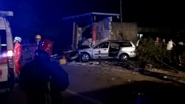 FOTO / Tragedie în Italia! Cinci tineri români, striviţi în maşina distrusă în urma impactului! Doi dintre copii au murit pe loc