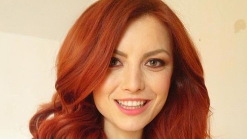 Secrete de familie! Află cum reuşeşte Elena Gheorghe să îndeplinească rolurile de mamă, artistă şi soţie! Chiar nu te aşteptai