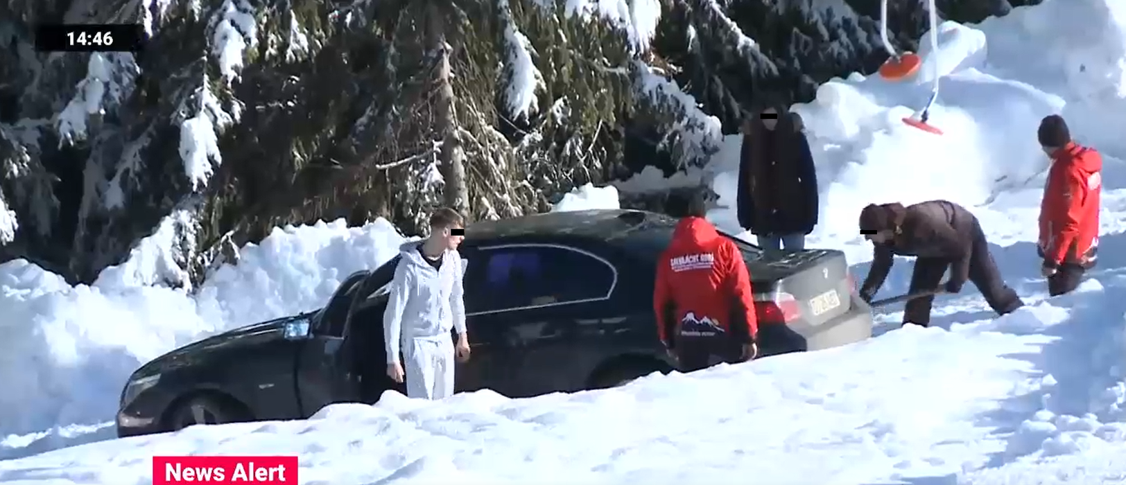 Imaginile zilei | Cum au încercat 9 tineri să scoată un BMW din zăpadă, la Rânca