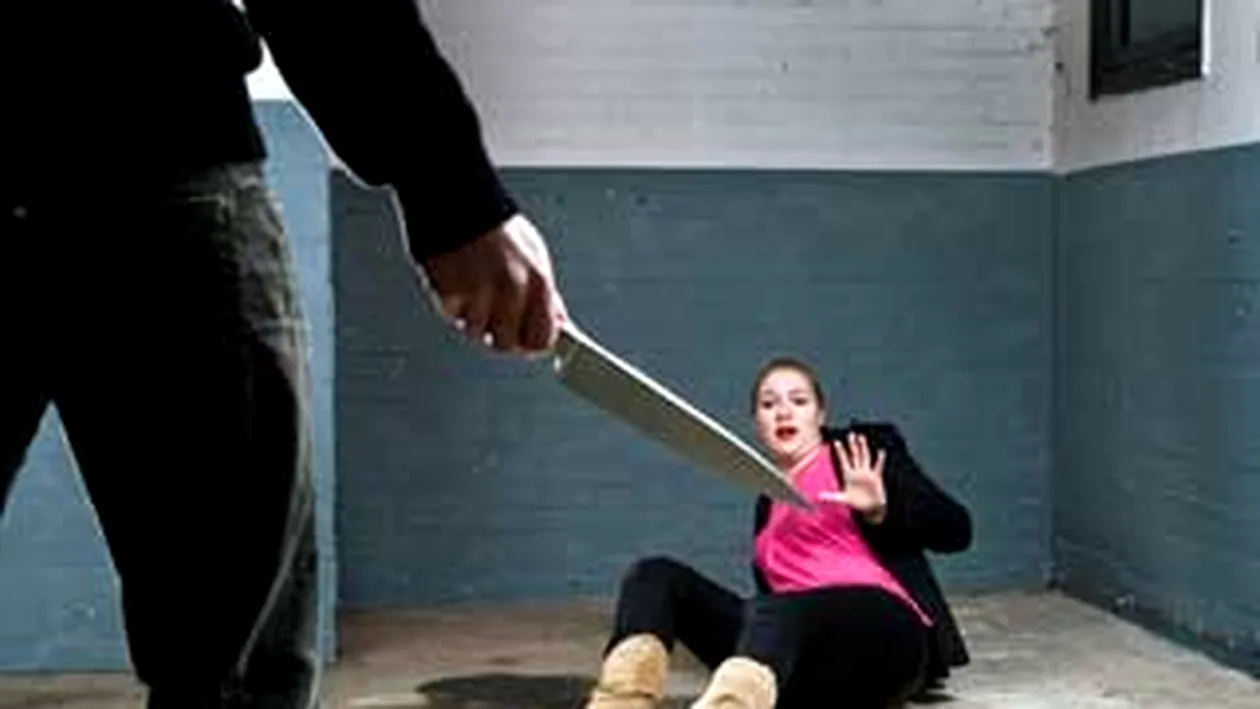 VIDEO MASACRU IN IASI! Un psihopat a injunghiat pe strada sase femei!