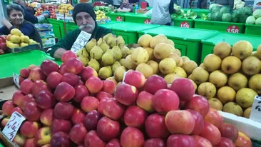 Povestea care îți rupe sufletul. Cum a reacționat un vânzător din piață, atunci când i s-au oferit mai mulți bani pe câteva mere