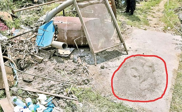 Urme de încălțăminte în cenușa Alexandrei Măceșanu. SURSA foto: click.ro