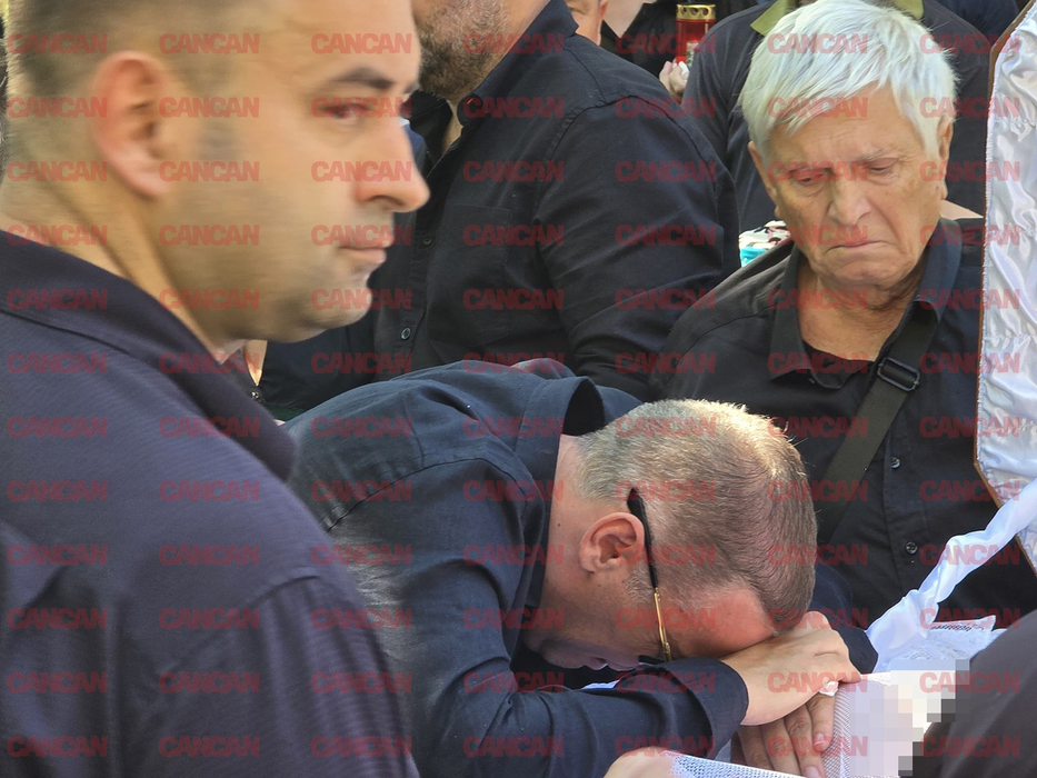 Gestul SFÂȘIETOR făcut de fiul lui Ion Cernea, înainte ca sicriul cu trupul neînsuflețit al tatălui său să fie băgat în groapă. Îți dau lacrimile!