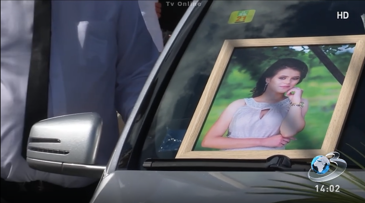 Andreea este condusă pe ultimul drum/ Sursa foto: Captură Antena 3 CNN
