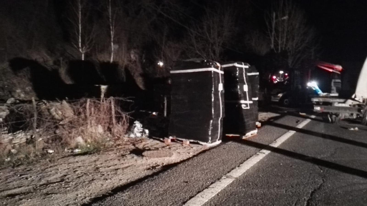 Accident mortal pe DN 1, după ce două autoutilitare s-au ciocnit. Una dintre mașini a ajuns în râul Prahova