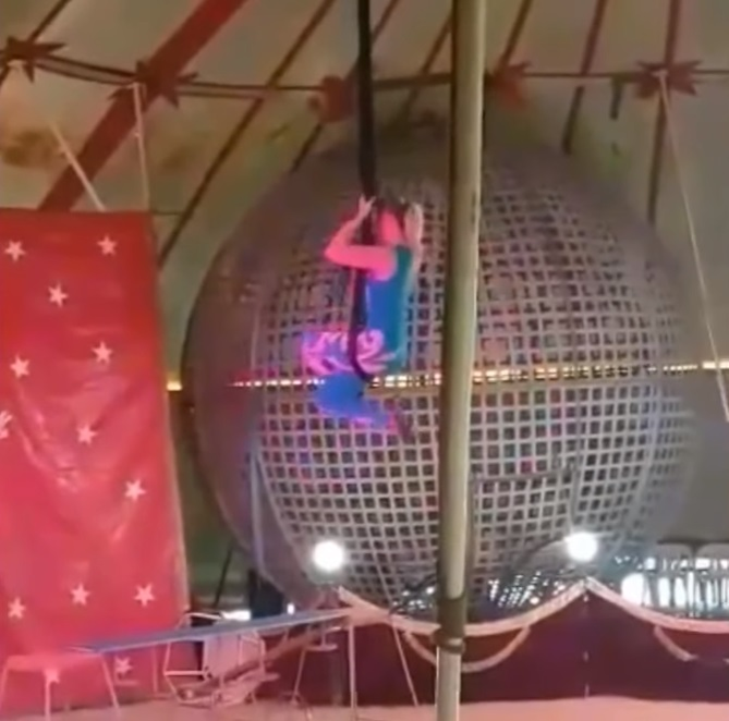 Momentul în care o acrobată cade în gol, după ce coarda de susţinere s-a rupt. Au urmat scene traumatizante la spectacolul de circ în Hunedoara | VIDEO