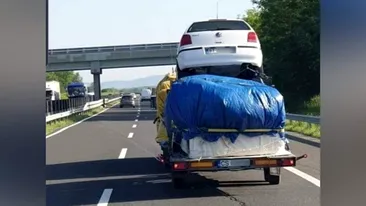Un şofer român și-a urcat maşina pe o remorcă plină cu bagaje. Imaginile care au stârnit râsul