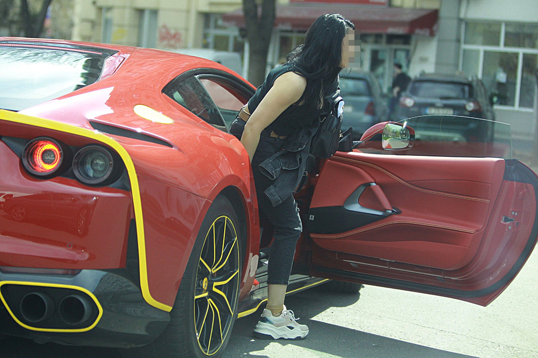 Bruneta misterioasă coboară din Ferrari-ul lui Dan Nicorescu