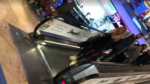 VIDEO EXCLUSIV. Sexy-patroneasa Medlife a întors toate privirile! Ce apariţie năucitoare a avut "Regina milionăreasă a selfiurilor" la shopping. Afară nu erau nici 5 grade, dar ea...