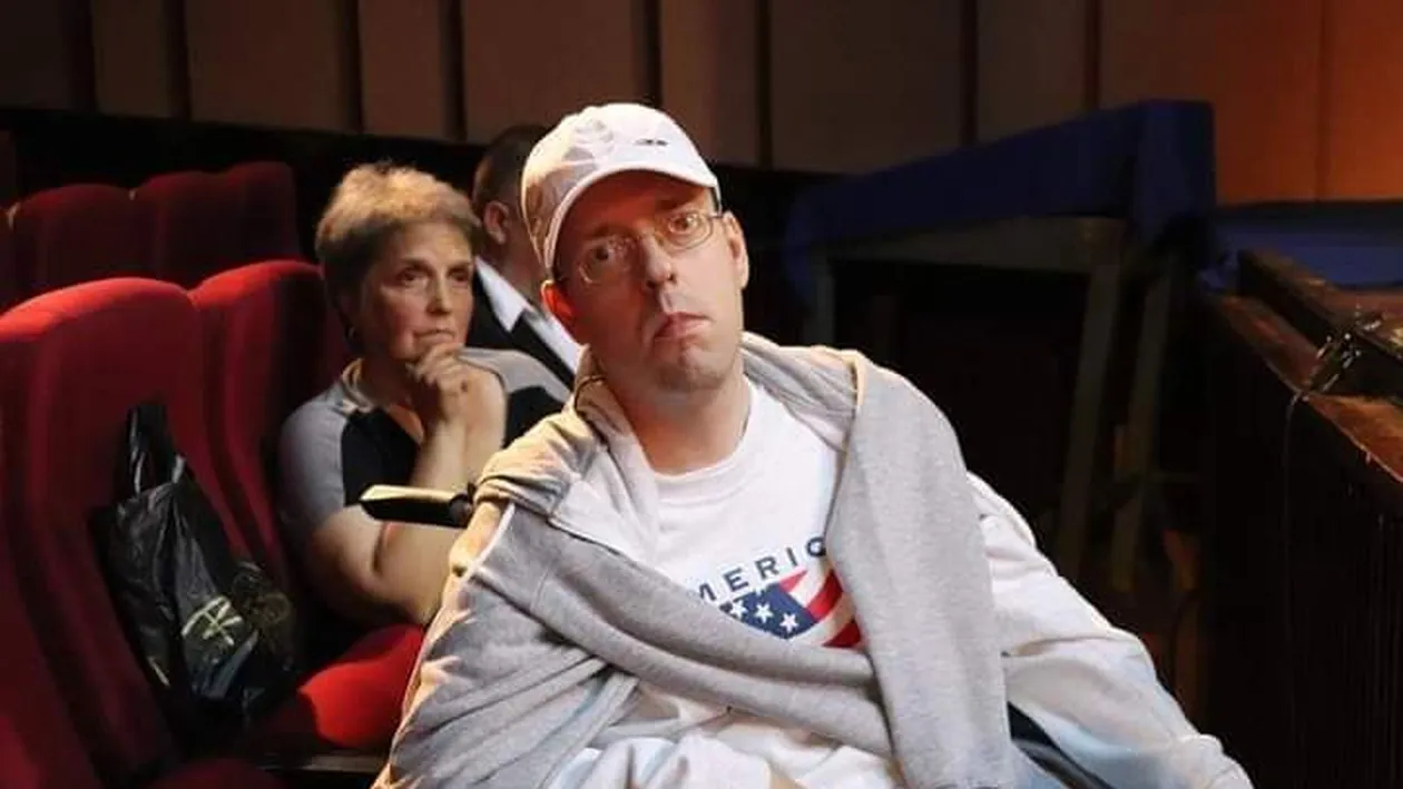 George are nevoie de ajutor! Tânărul nu mai poate merge de la 11 ani și este îngrijit doar de mama lui. Poveste emoționantă