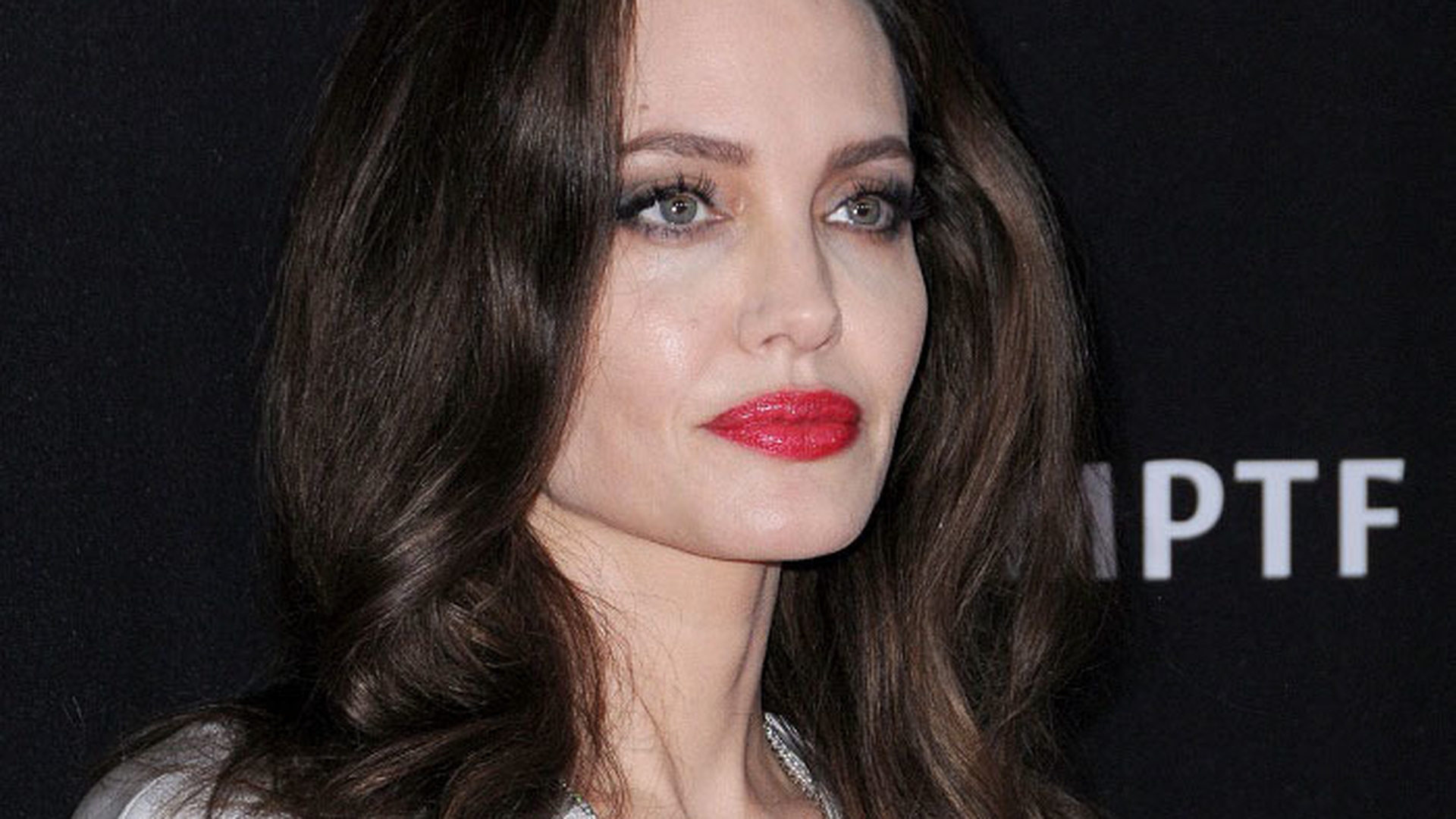 Angelina Jolie, apariţie răvăşitoare la Hollywood Film Awards! Actriţa a atras toate privirile