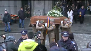 Vaduva lui Nicolaescu, huiduita de protestarii adunati la Cercul Militar! "Rusineeee!" Ce i-au strigat oamenii!